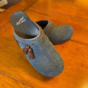Dansko shannon navy blue clog. Size 38. Perfect condition.